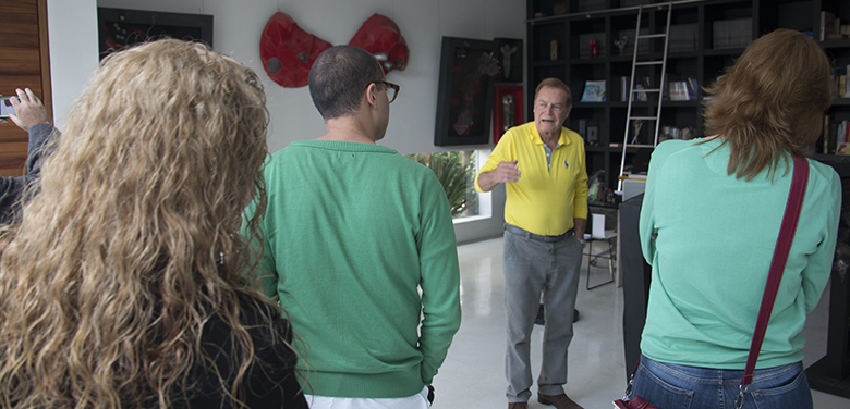 Alunos visitam ateliê do artista Caciporé Torres