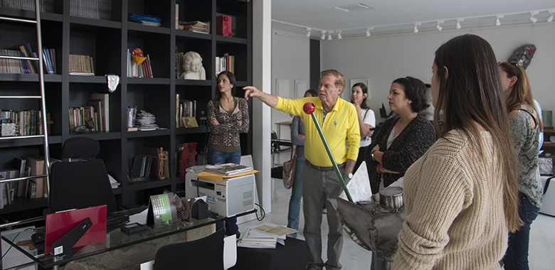 Alunos visitam ateliê do artista Caciporé Torres